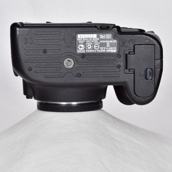 Nikon D5100 Digital SLR Camera 16.2MP HD Video Nikon Lens 64GB SD 11,682 Clicks - Picture 8 of 16